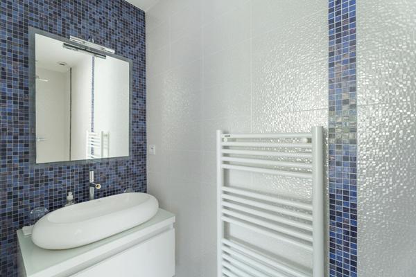 Maison d’architecte avec piscine et jardin paysager