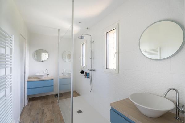 Maison d’architecte avec piscine et jardin paysager