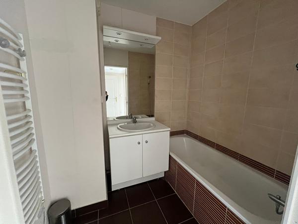 Appartement LYON 8, 3 pièces en étage élevé avec balcon et garage en sous sol