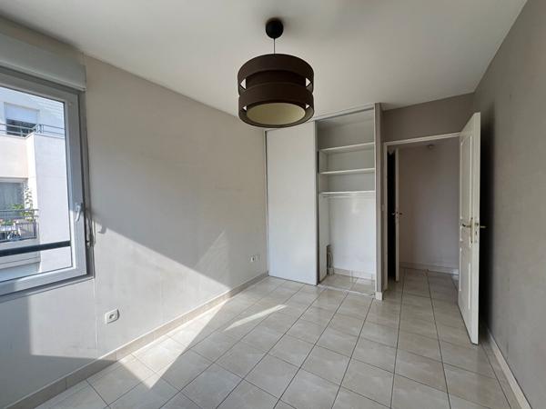 Appartement LYON 8, 3 pièces en étage élevé avec balcon et garage en sous sol
