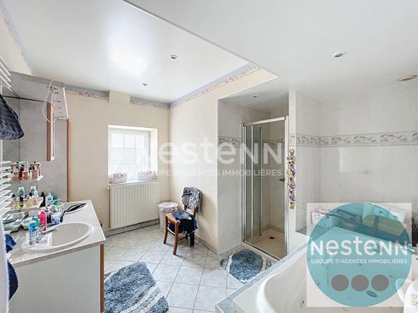 Vineuil, Grande maison de 317 m², ancien restaurant avec appartement, proche des commerces sur un terrain clos de 695 m² avec garage et cave