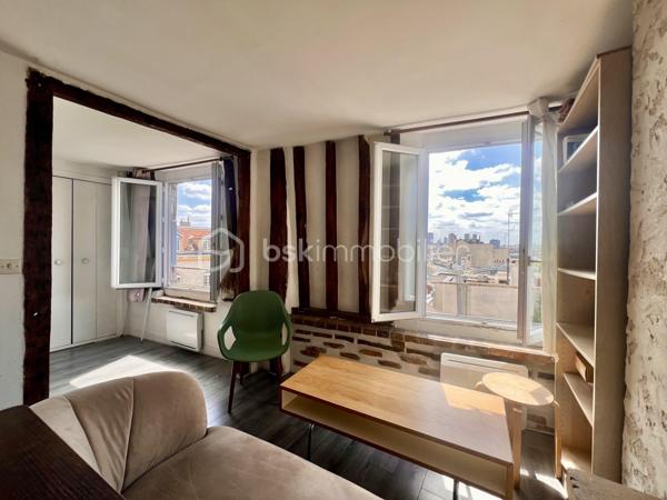 RUE DU POT DE FER - PARIS Vème

T2 traversant de 21,62 m2 carrez au 5ème et dernier étage sans ascenseur d'une petite copropriété bien entretenue. Vue dégagée, sans vis à vis, exposition Sud
Salon et cuisine ouverte de 10,4 m2
Chambre avec placards tout hauteur de 8,45 m2
Salle d'eau de 2 m2 environ avec toilettes, sur cour, vue sur  Panthéon

Au pied de tous les commerces - Angle rue Mouffetard / rue du Pot de Fer
Métro ligne 7 station à 150 mètres : Place Monge (Jardin des Plantes)

Réfection des parties communes achevée début 2026
Aucune procédure en AG