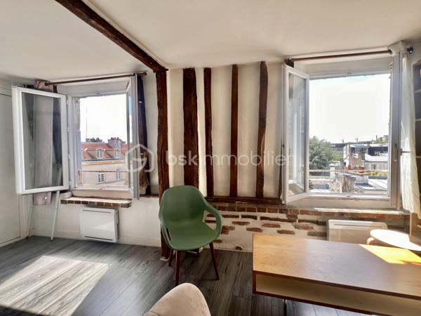 RUE DU POT DE FER - PARIS Vème

T2 traversant de 21,62 m2 carrez au 5ème et dernier étage sans ascenseur d'une petite copropriété bien entretenue. Vue dégagée, sans vis à vis, exposition Sud
Salon et cuisine ouverte de 10,4 m2
Chambre avec placards tout hauteur de 8,45 m2
Salle d'eau de 2 m2 environ avec toilettes, sur cour, vue sur  Panthéon

Au pied de tous les commerces - Angle rue Mouffetard / rue du Pot de Fer
Métro ligne 7 station à 150 mètres : Place Monge (Jardin des Plantes)

Réfection des parties communes achevée début 2026
Aucune procédure en AG