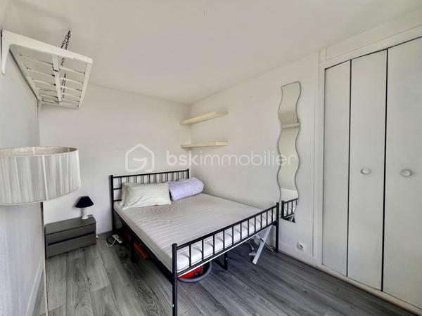 RUE DU POT DE FER - PARIS Vème

T2 traversant de 21,62 m2 carrez au 5ème et dernier étage sans ascenseur d'une petite copropriété bien entretenue. Vue dégagée, sans vis à vis, exposition Sud
Salon et cuisine ouverte de 10,4 m2
Chambre avec placards tout hauteur de 8,45 m2
Salle d'eau de 2 m2 environ avec toilettes, sur cour, vue sur  Panthéon

Au pied de tous les commerces - Angle rue Mouffetard / rue du Pot de Fer
Métro ligne 7 station à 150 mètres : Place Monge (Jardin des Plantes)

Réfection des parties communes achevée début 2026
Aucune procédure en AG