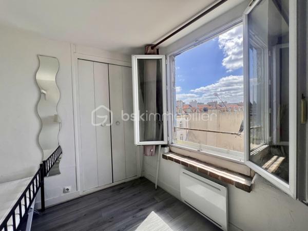 RUE DU POT DE FER - PARIS Vème

T2 traversant de 21,62 m2 carrez au 5ème et dernier étage sans ascenseur d'une petite copropriété bien entretenue. Vue dégagée, sans vis à vis, exposition Sud
Salon et cuisine ouverte de 10,4 m2
Chambre avec placards tout hauteur de 8,45 m2
Salle d'eau de 2 m2 environ avec toilettes, sur cour, vue sur  Panthéon

Au pied de tous les commerces - Angle rue Mouffetard / rue du Pot de Fer
Métro ligne 7 station à 150 mètres : Place Monge (Jardin des Plantes)

Réfection des parties communes achevée début 2026
Aucune procédure en AG