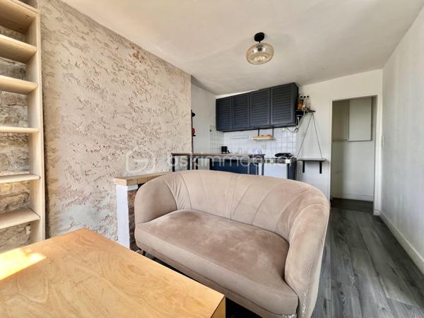 RUE DU POT DE FER - PARIS Vème

T2 traversant de 21,62 m2 carrez au 5ème et dernier étage sans ascenseur d'une petite copropriété bien entretenue. Vue dégagée, sans vis à vis, exposition Sud
Salon et cuisine ouverte de 10,4 m2
Chambre avec placards tout hauteur de 8,45 m2
Salle d'eau de 2 m2 environ avec toilettes, sur cour, vue sur  Panthéon

Au pied de tous les commerces - Angle rue Mouffetard / rue du Pot de Fer
Métro ligne 7 station à 150 mètres : Place Monge (Jardin des Plantes)

Réfection des parties communes achevée début 2026
Aucune procédure en AG
