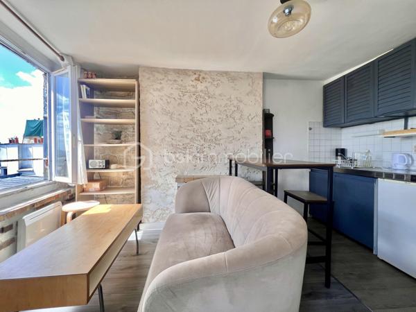 RUE DU POT DE FER - PARIS Vème

T2 traversant de 21,62 m2 carrez au 5ème et dernier étage sans ascenseur d'une petite copropriété bien entretenue. Vue dégagée, sans vis à vis, exposition Sud
Salon et cuisine ouverte de 10,4 m2
Chambre avec placards tout hauteur de 8,45 m2
Salle d'eau de 2 m2 environ avec toilettes, sur cour, vue sur  Panthéon

Au pied de tous les commerces - Angle rue Mouffetard / rue du Pot de Fer
Métro ligne 7 station à 150 mètres : Place Monge (Jardin des Plantes)

Réfection des parties communes achevée début 2026
Aucune procédure en AG