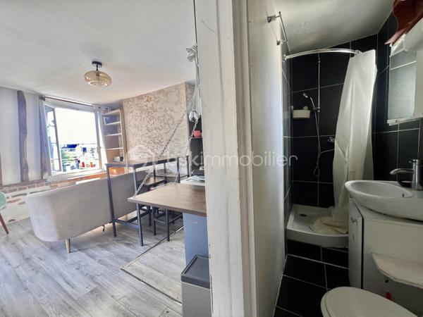 RUE DU POT DE FER - PARIS Vème

T2 traversant de 21,62 m2 carrez au 5ème et dernier étage sans ascenseur d'une petite copropriété bien entretenue. Vue dégagée, sans vis à vis, exposition Sud
Salon et cuisine ouverte de 10,4 m2
Chambre avec placards tout hauteur de 8,45 m2
Salle d'eau de 2 m2 environ avec toilettes, sur cour, vue sur  Panthéon

Au pied de tous les commerces - Angle rue Mouffetard / rue du Pot de Fer
Métro ligne 7 station à 150 mètres : Place Monge (Jardin des Plantes)

Réfection des parties communes achevée début 2026
Aucune procédure en AG