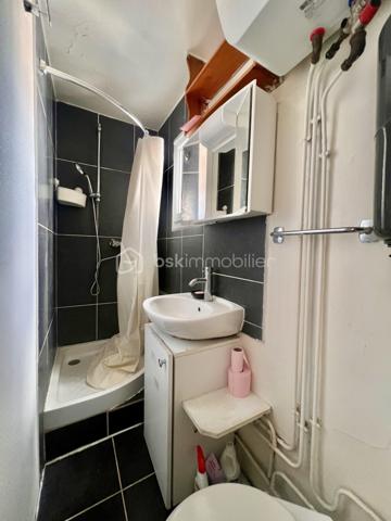 RUE DU POT DE FER - PARIS Vème

T2 traversant de 21,62 m2 carrez au 5ème et dernier étage sans ascenseur d'une petite copropriété bien entretenue. Vue dégagée, sans vis à vis, exposition Sud
Salon et cuisine ouverte de 10,4 m2
Chambre avec placards tout hauteur de 8,45 m2
Salle d'eau de 2 m2 environ avec toilettes, sur cour, vue sur  Panthéon

Au pied de tous les commerces - Angle rue Mouffetard / rue du Pot de Fer
Métro ligne 7 station à 150 mètres : Place Monge (Jardin des Plantes)

Réfection des parties communes achevée début 2026
Aucune procédure en AG