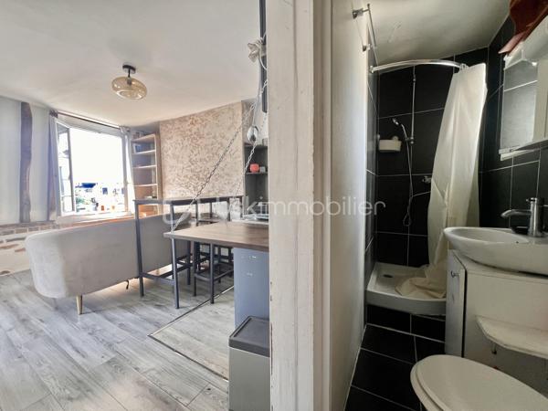 RUE DU POT DE FER - PARIS Vème

T2 traversant de 21,62 m2 carrez au 5ème et dernier étage sans ascenseur d'une petite copropriété bien entretenue. Vue dégagée, sans vis à vis, exposition Sud
Salon et cuisine ouverte de 10,4 m2
Chambre avec placards tout hauteur de 8,45 m2
Salle d'eau de 2 m2 environ avec toilettes, sur cour, vue sur  Panthéon

Au pied de tous les commerces - Angle rue Mouffetard / rue du Pot de Fer
Métro ligne 7 station à 150 mètres : Place Monge (Jardin des Plantes)

Réfection des parties communes achevée début 2026
Aucune procédure en AG
