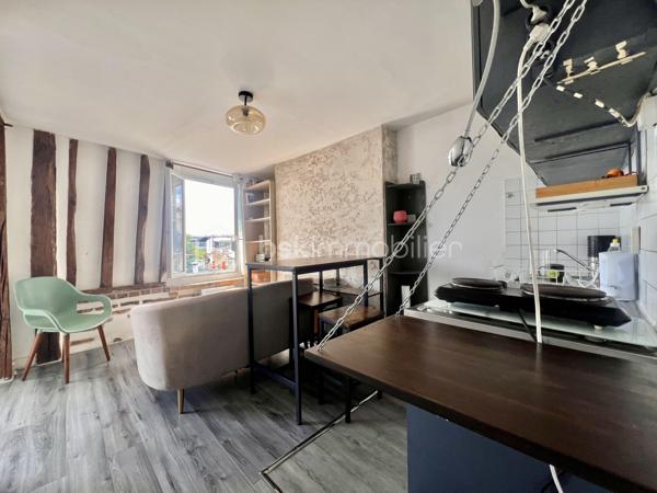 RUE DU POT DE FER - PARIS Vème

T2 traversant de 21,62 m2 carrez au 5ème et dernier étage sans ascenseur d'une petite copropriété bien entretenue. Vue dégagée, sans vis à vis, exposition Sud
Salon et cuisine ouverte de 10,4 m2
Chambre avec placards tout hauteur de 8,45 m2
Salle d'eau de 2 m2 environ avec toilettes, sur cour, vue sur  Panthéon

Au pied de tous les commerces - Angle rue Mouffetard / rue du Pot de Fer
Métro ligne 7 station à 150 mètres : Place Monge (Jardin des Plantes)

Réfection des parties communes achevée début 2026
Aucune procédure en AG
