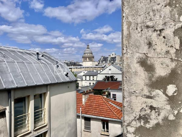 RUE DU POT DE FER - PARIS Vème

T2 traversant de 21,62 m2 carrez au 5ème et dernier étage sans ascenseur d'une petite copropriété bien entretenue. Vue dégagée, sans vis à vis, exposition Sud
Salon et cuisine ouverte de 10,4 m2
Chambre avec placards tout hauteur de 8,45 m2
Salle d'eau de 2 m2 environ avec toilettes, sur cour, vue sur  Panthéon

Au pied de tous les commerces - Angle rue Mouffetard / rue du Pot de Fer
Métro ligne 7 station à 150 mètres : Place Monge (Jardin des Plantes)

Réfection des parties communes achevée début 2026
Aucune procédure en AG