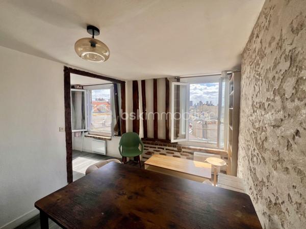 RUE DU POT DE FER - PARIS Vème

T2 traversant de 21,62 m2 carrez au 5ème et dernier étage sans ascenseur d'une petite copropriété bien entretenue. Vue dégagée, sans vis à vis, exposition Sud
Salon et cuisine ouverte de 10,4 m2
Chambre avec placards tout hauteur de 8,45 m2
Salle d'eau de 2 m2 environ avec toilettes, sur cour, vue sur  Panthéon

Au pied de tous les commerces - Angle rue Mouffetard / rue du Pot de Fer
Métro ligne 7 station à 150 mètres : Place Monge (Jardin des Plantes)

Réfection des parties communes achevée début 2026
Aucune procédure en AG