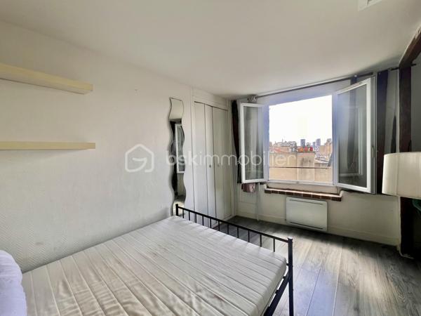 RUE DU POT DE FER - PARIS Vème

T2 traversant de 21,62 m2 carrez au 5ème et dernier étage sans ascenseur d'une petite copropriété bien entretenue. Vue dégagée, sans vis à vis, exposition Sud
Salon et cuisine ouverte de 10,4 m2
Chambre avec placards tout hauteur de 8,45 m2
Salle d'eau de 2 m2 environ avec toilettes, sur cour, vue sur  Panthéon

Au pied de tous les commerces - Angle rue Mouffetard / rue du Pot de Fer
Métro ligne 7 station à 150 mètres : Place Monge (Jardin des Plantes)

Réfection des parties communes achevée début 2026
Aucune procédure en AG