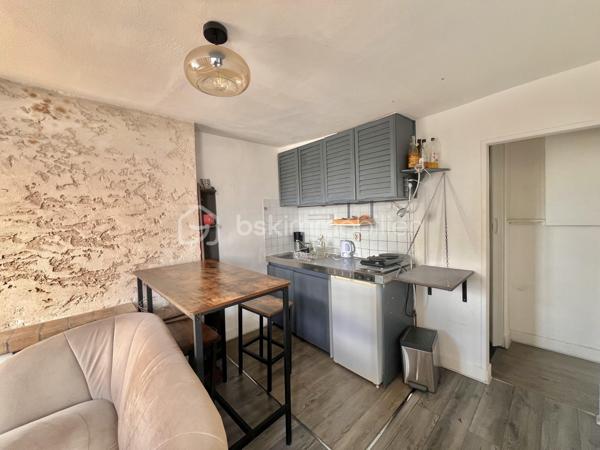 RUE DU POT DE FER - PARIS Vème

T2 traversant de 21,62 m2 carrez au 5ème et dernier étage sans ascenseur d'une petite copropriété bien entretenue. Vue dégagée, sans vis à vis, exposition Sud
Salon et cuisine ouverte de 10,4 m2
Chambre avec placards tout hauteur de 8,45 m2
Salle d'eau de 2 m2 environ avec toilettes, sur cour, vue sur  Panthéon

Au pied de tous les commerces - Angle rue Mouffetard / rue du Pot de Fer
Métro ligne 7 station à 150 mètres : Place Monge (Jardin des Plantes)

Réfection des parties communes achevée début 2026
Aucune procédure en AG