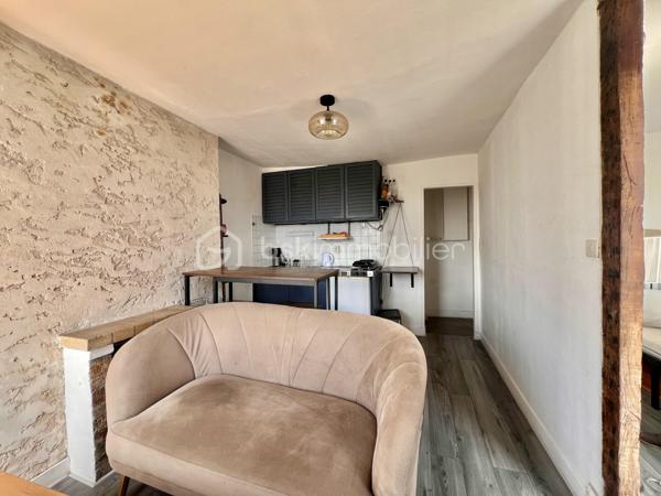 RUE DU POT DE FER - PARIS Vème

T2 traversant de 21,62 m2 carrez au 5ème et dernier étage sans ascenseur d'une petite copropriété bien entretenue. Vue dégagée, sans vis à vis, exposition Sud
Salon et cuisine ouverte de 10,4 m2
Chambre avec placards tout hauteur de 8,45 m2
Salle d'eau de 2 m2 environ avec toilettes, sur cour, vue sur  Panthéon

Au pied de tous les commerces - Angle rue Mouffetard / rue du Pot de Fer
Métro ligne 7 station à 150 mètres : Place Monge (Jardin des Plantes)

Réfection des parties communes achevée début 2026
Aucune procédure en AG