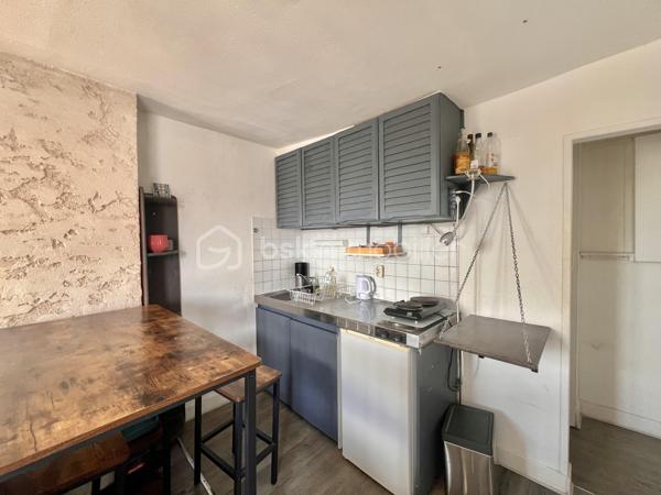 RUE DU POT DE FER - PARIS Vème

T2 traversant de 21,62 m2 carrez au 5ème et dernier étage sans ascenseur d'une petite copropriété bien entretenue. Vue dégagée, sans vis à vis, exposition Sud
Salon et cuisine ouverte de 10,4 m2
Chambre avec placards tout hauteur de 8,45 m2
Salle d'eau de 2 m2 environ avec toilettes, sur cour, vue sur  Panthéon

Au pied de tous les commerces - Angle rue Mouffetard / rue du Pot de Fer
Métro ligne 7 station à 150 mètres : Place Monge (Jardin des Plantes)

Réfection des parties communes achevée début 2026
Aucune procédure en AG