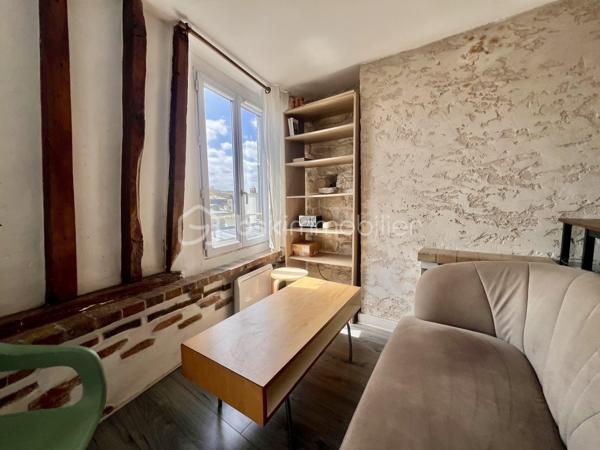 RUE DU POT DE FER - PARIS Vème

T2 traversant de 21,62 m2 carrez au 5ème et dernier étage sans ascenseur d'une petite copropriété bien entretenue. Vue dégagée, sans vis à vis, exposition Sud
Salon et cuisine ouverte de 10,4 m2
Chambre avec placards tout hauteur de 8,45 m2
Salle d'eau de 2 m2 environ avec toilettes, sur cour, vue sur  Panthéon

Au pied de tous les commerces - Angle rue Mouffetard / rue du Pot de Fer
Métro ligne 7 station à 150 mètres : Place Monge (Jardin des Plantes)

Réfection des parties communes achevée début 2026
Aucune procédure en AG