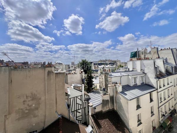 RUE DU POT DE FER - PARIS Vème

T2 traversant de 21,62 m2 carrez au 5ème et dernier étage sans ascenseur d'une petite copropriété bien entretenue. Vue dégagée, sans vis à vis, exposition Sud
Salon et cuisine ouverte de 10,4 m2
Chambre avec placards tout hauteur de 8,45 m2
Salle d'eau de 2 m2 environ avec toilettes, sur cour, vue sur  Panthéon

Au pied de tous les commerces - Angle rue Mouffetard / rue du Pot de Fer
Métro ligne 7 station à 150 mètres : Place Monge (Jardin des Plantes)

Réfection des parties communes achevée début 2026
Aucune procédure en AG