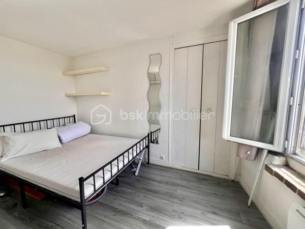 RUE DU POT DE FER - PARIS Vème

T2 traversant de 21,62 m2 carrez au 5ème et dernier étage sans ascenseur d'une petite copropriété bien entretenue. Vue dégagée, sans vis à vis, exposition Sud
Salon et cuisine ouverte de 10,4 m2
Chambre avec placards tout hauteur de 8,45 m2
Salle d'eau de 2 m2 environ avec toilettes, sur cour, vue sur  Panthéon

Au pied de tous les commerces - Angle rue Mouffetard / rue du Pot de Fer
Métro ligne 7 station à 150 mètres : Place Monge (Jardin des Plantes)

Réfection des parties communes achevée début 2026
Aucune procédure en AG