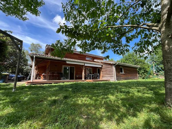 Grande maison familiale de 185m² avec studio indépendant sur plus de 2300m² de terrain !