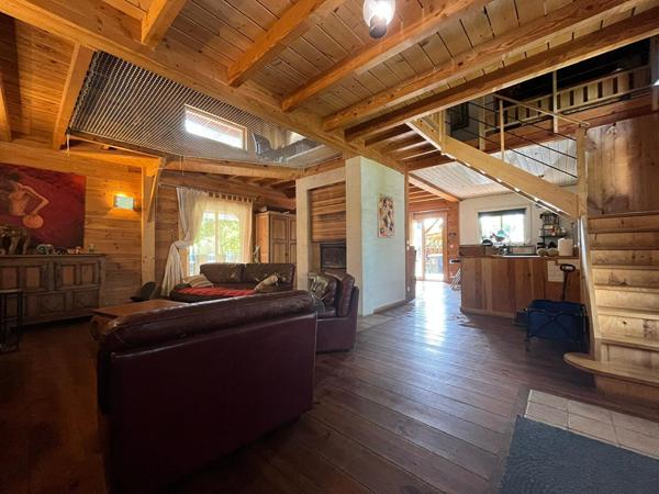 Grande maison familiale de 185m² avec studio indépendant sur plus de 2300m² de terrain !