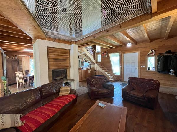 Grande maison familiale de 185m² avec studio indépendant sur plus de 2300m² de terrain !