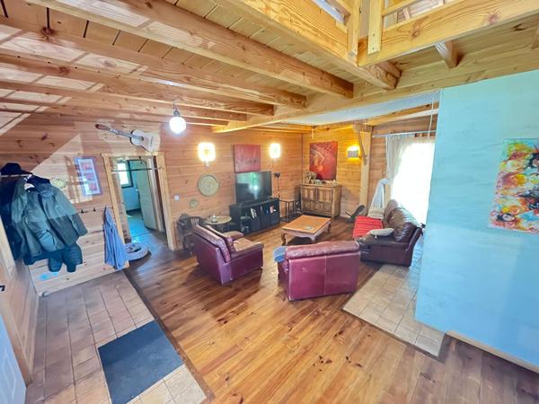 Grande maison familiale de 185m² avec studio indépendant sur plus de 2300m² de terrain !