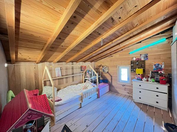 Grande maison familiale de 185m² avec studio indépendant sur plus de 2300m² de terrain !