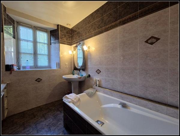 Grande maison familiale ou projet d'accueil-1.6ha. A Moncrabeau (47600)