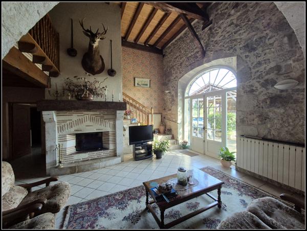 Grande maison familiale ou projet d'accueil-1.6ha. A Moncrabeau (47600)