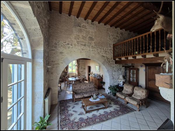 Grande maison familiale ou projet d'accueil-1.6ha. A Moncrabeau (47600)