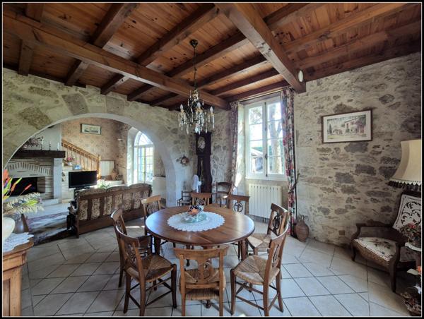 Grande maison familiale ou projet d'accueil-1.6ha. A Moncrabeau (47600)