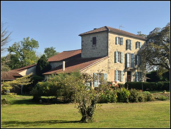 Grande maison familiale ou projet d'accueil-1.6ha. A Moncrabeau (47600)