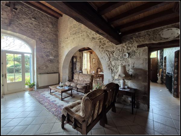 Grande maison familiale ou projet d'accueil-1.6ha. A Moncrabeau (47600)