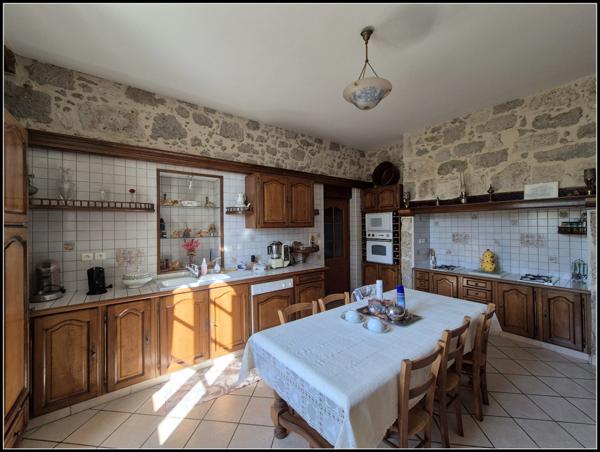 Grande maison familiale ou projet d'accueil-1.6ha. A Moncrabeau (47600)
