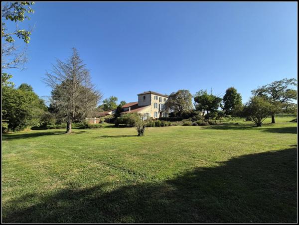 Grande maison familiale ou projet d'accueil-1.6ha. A Moncrabeau (47600)