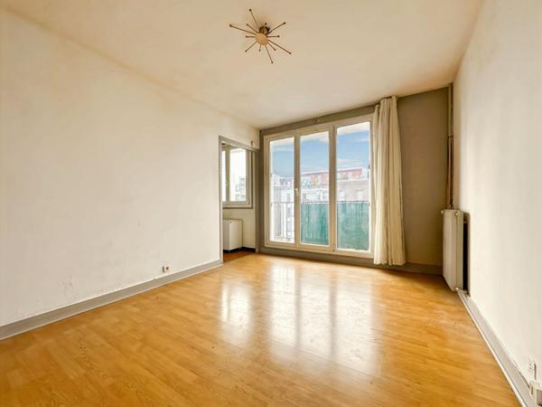 Studio Montreuil de  24,07m² avec  cave, parking et local vélo