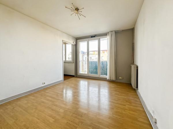 Studio Montreuil de  24,07m² avec  cave, parking et local vélo