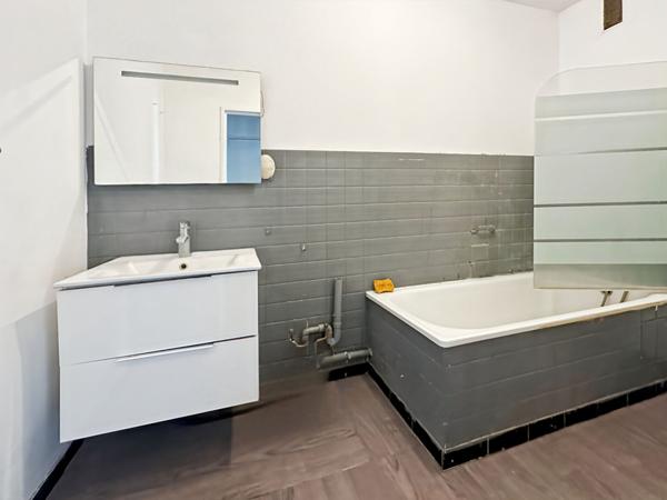 Studio Montreuil de  24,07m² avec  cave, parking et local vélo