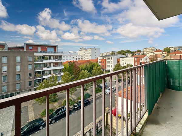 Studio Montreuil de  24,07m² avec  cave, parking et local vélo