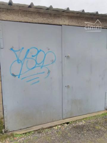 Un ensemble de 10 garages fermés à vendre à Châteauroux.