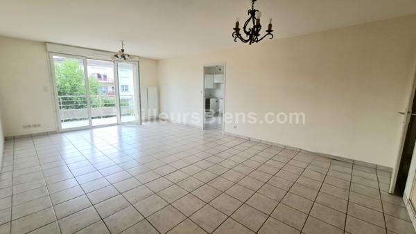 APPARTEMENT AVEC BALCON-TERRASSE ET GARAGE