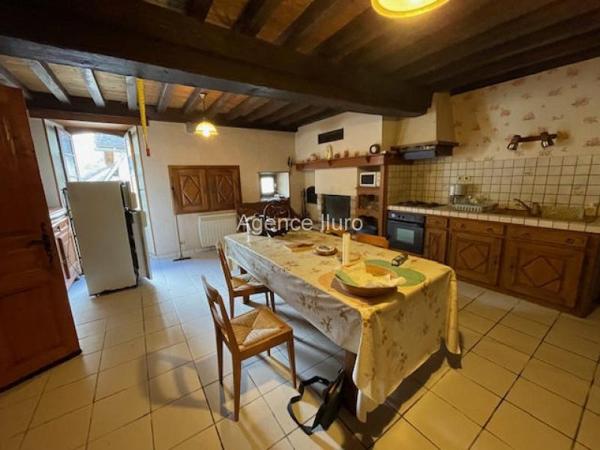 Maison - Vallee d'aspe - Réf.:205128 VALLEE D'ASPE - MAISON DE VILLAGE EN TRES BON ETAT STRUCTUREL AVEC JARDINET ET VUE SUR MONTAGNES -