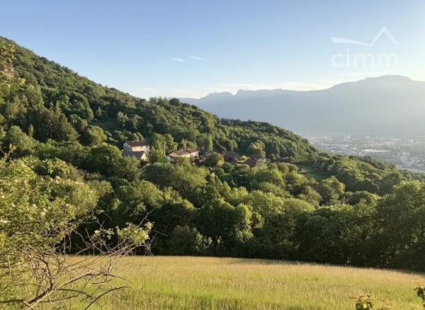 Découvrez cette maison de village au Murier, Le Bigot à Saint-Martin-d'Hères, offrant une surface habitable de 109 m².