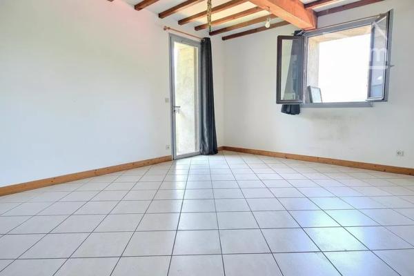 Découvrez cette maison de village au Murier, Le Bigot à Saint-Martin-d'Hères, offrant une surface habitable de 109 m².