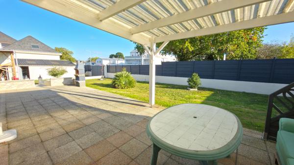 Maison 4 chambres environ 140m² centre de Donges avec vie de Plain-pied et grand jardin d'environ 800m² proche écoles et commerces.