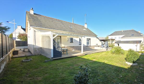 Maison 4 chambres environ 140m² centre de Donges avec vie de Plain-pied et grand jardin d'environ 800m² proche écoles et commerces.