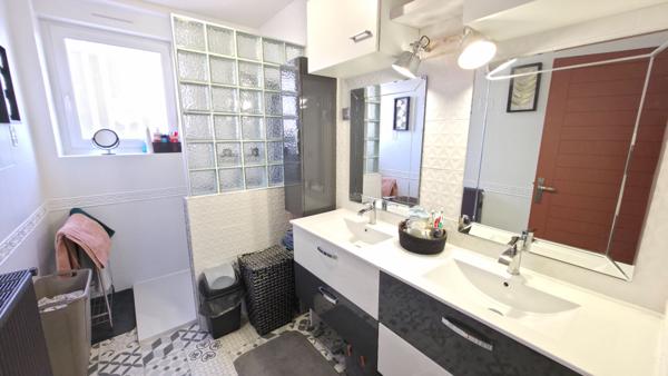 Maison 4 chambres environ 140m² centre de Donges avec vie de Plain-pied et grand jardin d'environ 800m² proche écoles et commerces.