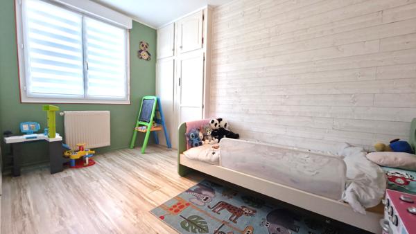 Maison 4 chambres environ 140m² centre de Donges avec vie de Plain-pied et grand jardin d'environ 800m² proche écoles et commerces.